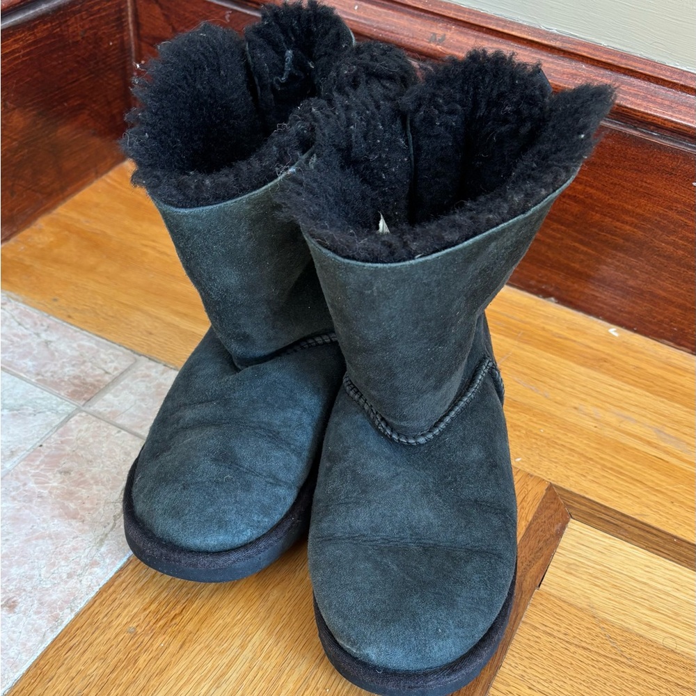 Ugg black kids Bailey bow Ugg boots Size 4